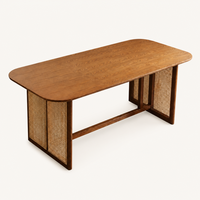 Table à manger en bois avec panneaux tressés style cannage, base à pieds ouverts et plateau arrondi pour salle à manger
