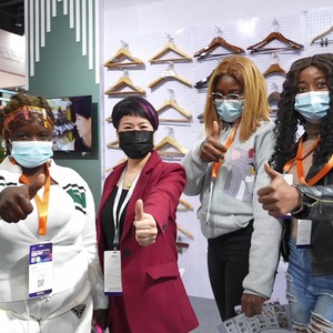 LEEKING Factory Direct Selling <strong>Multi</strong>-functional Plastic <strong>Hangers</strong> Durable Black Scarf Racks - Product Image 5