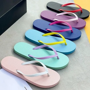Tongs d'été pour femmes, sandales à lanières en PVC, semelle en mousse EVA, doublure douce, pantoufles pour la plage, la piscine, les vacances, taille 35-40 - Product Image 1