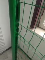 Zwaarbelastbaar modern gebogen driehoekig draadhekwerk gegalvaniseerd ijzeren frame PVC-coating duurzaam 3D geweven gelast gaas voor commercieel gebruik