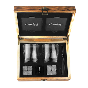 Ensemble de verres à whisky très populaire, ce coffret cadeau pour hommes ajoute de l'élégance, idéal pour les pères, les maris ou les garçons d'honneur. - Product Image 1
