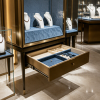 Vitrine de présentation de bijoux sur mesure, en verre avec bordure métallique et doublure en velours bleu, pour magasin de bijoux de luxe