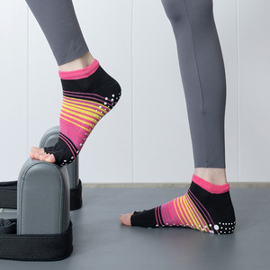 Venta al por mayor <span class=keywords><strong>de</strong></span> <span class=keywords><strong>calcetines</strong></span> <span class=keywords><strong>de</strong></span> Punta abierta para <span class=keywords><strong>yoga</strong></span> y pilates, <span class=keywords><strong>calcetines</strong></span> <span class=keywords><strong>de</strong></span> algodón transpirables antideslizantes para mujeres, <span class=keywords><strong>calcetines</strong></span> <span class=keywords><strong>de</strong></span> <span class=keywords><strong>yoga</strong></span> antideslizantes para el pelo <span class=keywords><strong>de</strong></span> una pieza para <span class=keywords><strong>Amazon</strong></span> - Product Image 1