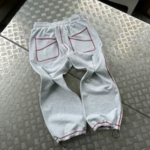 Ensemble survêtement jogging 2 pièces personnalisé avec pantalon de survêtement baggy à jambe droite et sweat à capuche à surpiqûres contrastantes rouges, Fabricant de survêtements - Product Image 3