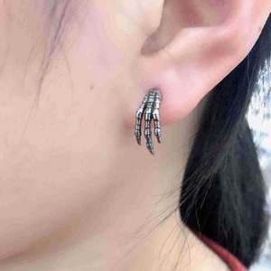 Pendientes con forma de mano de esqueleto yunnique, joyería de moda de diseño geométrico unisex de acero de titanio - Product Image 1