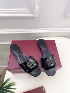 Sandalias de lujo al por mayor de piel sintética con tacón bajo, mules con logo metálico entrelazado, sandalias de diseñador sin cordones para verano y uso diario. - Product Image 1