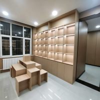 Comptoir d'accueil commercial avec vitrine haute intégrée, armoire de rangement LED, armoire murale de réception de bureau personnalisée