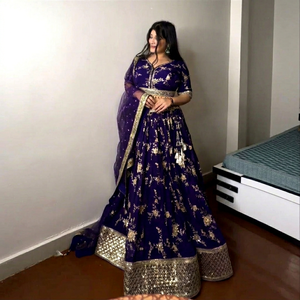 Traje Lehenga Choli de Lino Azul Oscuro Tradicional con Bordado Floral y Trabajo de Espejo, Sharara para Bodas y Fiestas (Walima) para Mujer - Product Image 1