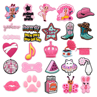 Breloques pour chaussures en caoutchouc souple 2D rose personnalisées en gros, 3 cm, décorations pour chaussures, épingles éclair, Karol G, Cowboy, Saint-Valentin