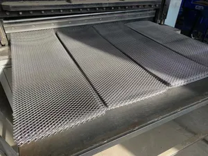 Fabriek Gegalvaniseerd Staal Aluminium Regelmatige En Flattened Strekmetaal Prijs