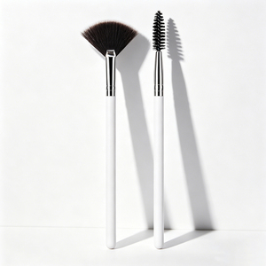 Pinceau de maquillage professionnel 2-en-1 en nylon à manche en bois blanc pour poudre et blush, avec peigne à sourcils et cils – Vente en gros usine sous marque privée - Product Image 2