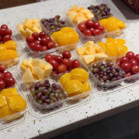 Boîte alimentaire carrée jetable à quatre compartiments en plastique de qualité alimentaire avec couvercle anti-buée pour fruits coupés, emballage frais et plateau à salade
