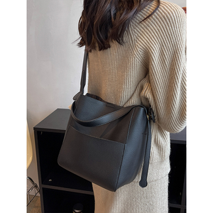 Luxueux sac nuage en cuir souple, doux au toucher, sac pour femme de style designer - Product Image 3