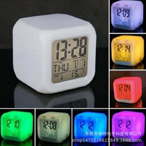 Réveil numérique LED moderne multicolore en forme de cube avec fonction snooze, affichage de la température, alimenté par piles, pour bureau, Ramadan 6619 Digital - Product Image 2