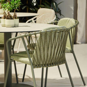 Chaise de salle à manger d'extérieur moderne et minimaliste, structure en métal, siège rembourré, <span class=keywords><strong>fauteuil</strong></span> de patio avec détails en corde tressée - Product Image 3