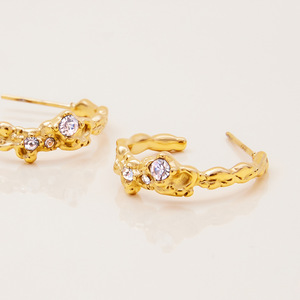 Boucles d'oreilles en diamant, or 18 carats, acier inoxydable, forme en C, avec diamant blanc, motif martelé, pour femme, à porter au quotidien - Product Image 3
