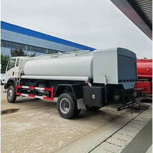 Camion-citerne SINOTRUK HOWO 4x4 tout-terrain 6000L pour le ravitaillement en carburant inflammable - Product Image 5