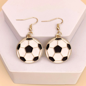 Boucles d'oreilles créatives au design football, en alliage de zinc plaqué or, durables et polyvalentes, accessoire unisexe pour les fans de <span class=keywords><strong>sport</strong></span> et les soirées. - Product Image 1