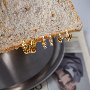 J & D ต่างหูสแตนเลสชุบทอง18K แบบมินิมอลเครื่องประดับต่างหูห่วงรูปตัวซี - Product Image 2