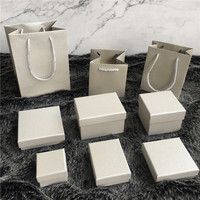 Boîte cadeau en papier rigide de luxe avec couvercle et base pour emballage de bijoux (colliers) avec impression de logo personnalisée
