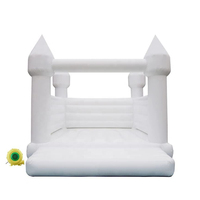 Château gonflable blanc moderne avec toboggan, idéal pour les mariages, événements et célébrations