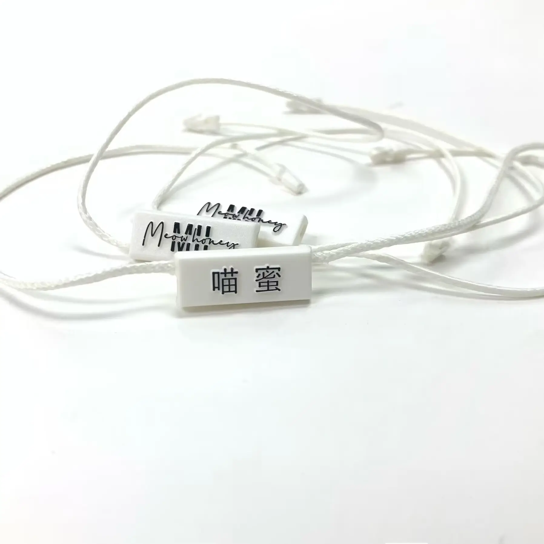 Produttore personalizzato in plastica abbigliamento blocco Pin anello etichetta vestiti corda sigillante Clid Hanging Tag String per indumento