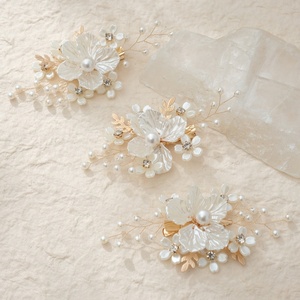 Pinza para el pelo hecha a mano con diseño de concha blanca, cristal y perlas, accesorio para el cabello de novia, ideal para fotos. ¡Gran oferta! - Product Image 3