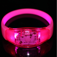 Pulseras LED Retro Ajustables de Goma con Control Remoto y Logotipo Personalizado para Grandes Eventos