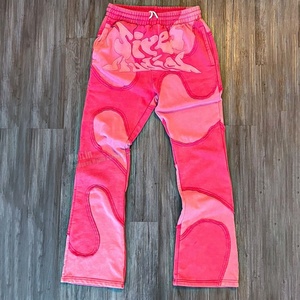 Pantalon de jogging évasé rose de haute qualité, effet vieilli, avec patch brodé, délavé soleil, coupé et cousu - Product Image 1