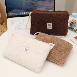 Trousse de maquillage portable style Ins et coréen, grande capacité, avec fermeture éclair, en peluche, avec dragonne, motif ours mignon, style célébrité internet, pour le voyage - Product Image 1