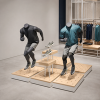 Base de présentation pour mannequin de vitrine avec cadre finition or et plateformes effet bois foncé pour vêtements et chaussures