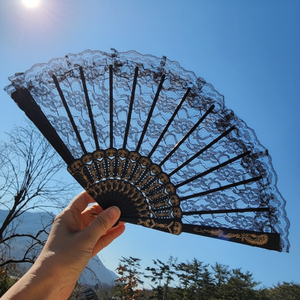 Fan pieghevole portatile e indossabile in bambù fatto a mano da donna per eventi e fotografia accessorio in pizzo nero - Product Image 1