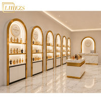 Conception d'intérieur de magasin de parfums de luxe sur mesure en or blanc, présentoir mural pour parfums avec boutique