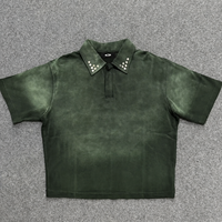 Polo Blesstop pour homme vert forêt délavé avec clous argentés, coupe courte et ample, idéal pour les labels de mode streetwear Y2K