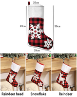 Chaussettes de Noël en plaid rouge et noir, brodées de rennes, flocons de neige et élan, avec bordure en peluche et sérigraphiées