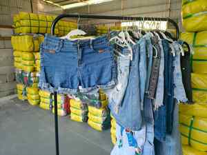 SH05 Ropa de Verano de Segunda Mano de Buena Calidad para <span class=keywords><strong>Mujer</strong></span>, Vestidos de Chifón/Algodón, Jeans/Shorts de Mezclilla, Pantalones Usados, Ropa al Por Mayor - Product Image 5