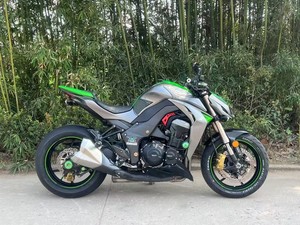 La <span class=keywords><strong>Kawasaki</strong></span> <span class=keywords><strong>Z1000</strong></span> modèle <span class=keywords><strong>2023</strong></span> possède un son agréable et un moteur puissant, ce qui la rend une moto classique. - Product Image 5