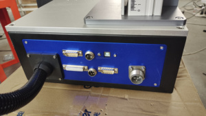 Machine de marquage laser UV à refroidissement par air 5W avec source laser Gainlaser lentille 300*300mm utilisée pour la gravure de bouteilles en verre cristal - Product Image 4