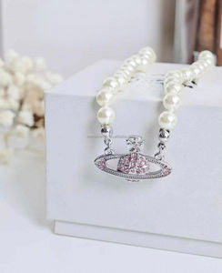 Collar Vvivi Enne West Extragrande con Perlas de Imitación de Cobre, Diamantes Románticos y Planeta Saturno Incrustado, Unisex - Product Image 2