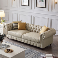 Klassisches Amerikanisches Maßgefertigtes PU-Leder/Stoff Gepolstertes Wohnzimmermöbel Reisweißes Gestepptes Chesterfield-Sofa mit Rollarmlehnen