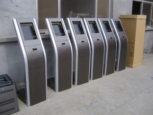 24 inch tự phục vụ khách sạn check-in kiosk Điện dung màn hình cảm ứng nhiệt máy in thẻ Dispenser QR Máy quét tùy chọn mã vạch - Product Image 5