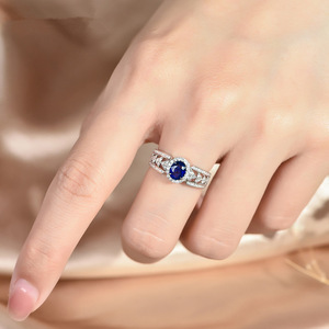 Anello Geometrico Traforato di Lusso per Donne, Gioiello da Dito Vintage alla Moda - Product Image 2