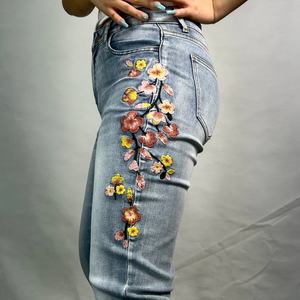 Pantalones Vaqueros Florales de Moda OEM, Pantalones de Mezclilla Bordados Personalizados para Mujer, Pantalones Casuales Ajustados con Lavado Especial - Product Image 5