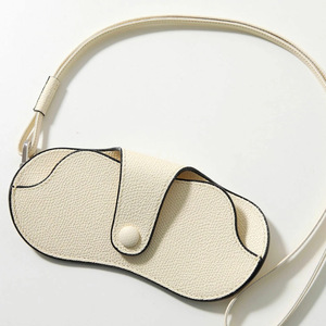 Estuche para gafas con correa para el cuello, estilo minimalista japonés y coreano, con diseño de lichi, portátil para salidas, se puede colgar como un colgante. - Product Image 5