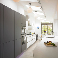 Meubles de cuisine modulaires en bois durables et écologiques avec îlot en verre et robinetterie pour salle à manger de villa et cave à vin