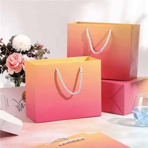 Sacs cadeaux de luxe durables avec poignées en coton, impression offset et lamination brillante pour vêtements et chaussures - Product Image 5