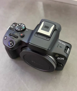 La caméra hybride d'entrée de gamme la plus performante, la R50, vous permet d'accéder au système d'objectifs RF au coût le plus bas ! - Product Image 3