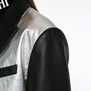 <span class=keywords><strong>Blazer</strong></span> Corto da <span class=keywords><strong>Donna</strong></span> in Ecopelle con Blocchi di Colore Asimmetrici, Colletto a Revers, Spalle Strutturate, Maniche Lunghe, Nero e Argento - Product Image 6