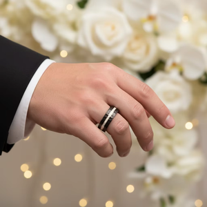 แหวนแต่งงาน/หมั้น/สัญญา/ครบรอบ สำหรับผู้ชาย รุ่น POYA ขนาด 8 มม. สีดำ ทำจากทังสเตน ลายตอกแบบออฟเซ็ต ประดับด้วยเขากวาง ดีไซน์สวมใส่สบาย - Product Image 2