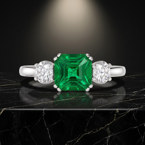 Anillo de Tres Piedras con Gema Verde Corte Asscher y Detalles Laterales de Diamantes Redondos para Mujer en Oro de 10K, 14K, 18K y Plata 925, 935 - Product Image 1